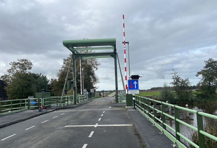 De Scheerebrug in Scheerwolde voorzien van conserveringslaag