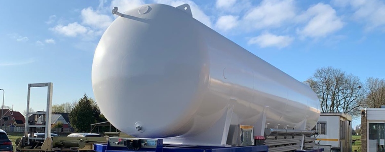 Wij bieden professionele straalwerkzaamheden in en om Eemshaven. Gestraalde en gecoate stalen tank klaar voor transport